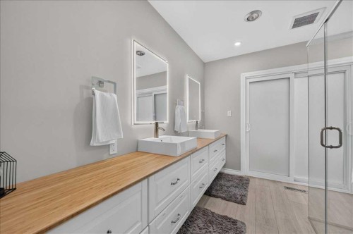9011 33 Avenue Nw, Calgary, AB - Indoor Photo Showing Bathroom