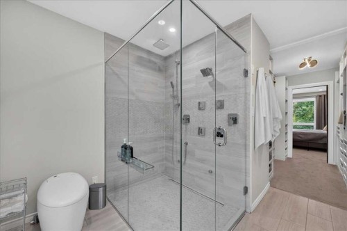 9011 33 Avenue Nw, Calgary, AB - Indoor Photo Showing Bathroom