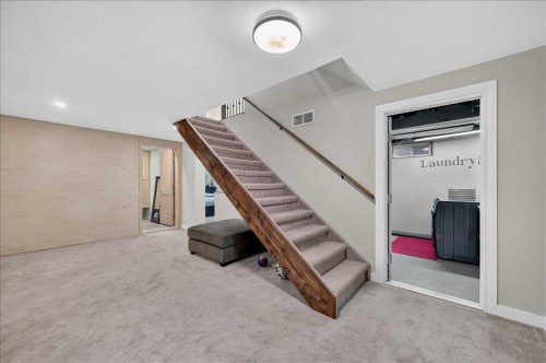 9011 33 Avenue Nw, Calgary, AB - Indoor Photo Showing Other Room