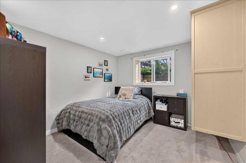 9011 33 Avenue Nw, Calgary, AB - Indoor Photo Showing Bedroom
