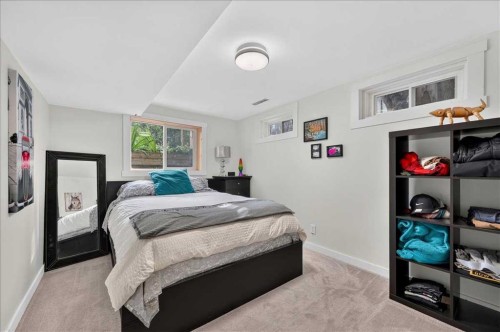 9011 33 Avenue Nw, Calgary, AB - Indoor Photo Showing Bedroom