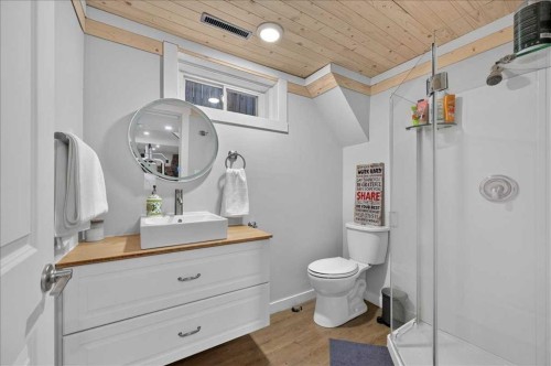 9011 33 Avenue Nw, Calgary, AB - Indoor Photo Showing Bathroom