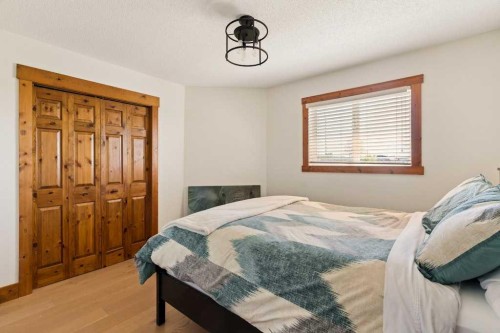 115 Rockmont Court Nw, Calgary, AB - Indoor Photo Showing Bedroom