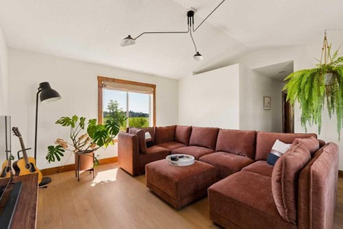 115 Rockmont Court Nw, Calgary, AB - Indoor Photo Showing Living Room