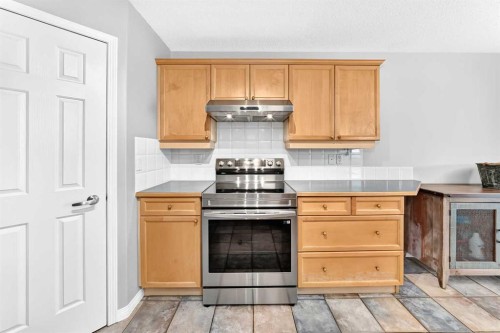 23 Thornbird Way Se, Airdrie, AB - Indoor Photo Showing Kitchen