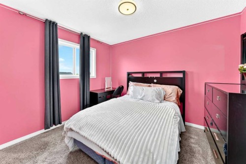 23 Thornbird Way Se, Airdrie, AB - Indoor Photo Showing Bedroom