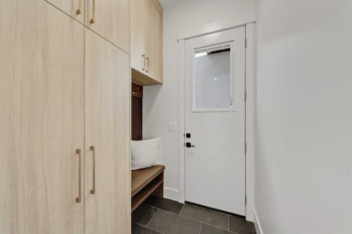 1009 18 Avenue Nw, Calgary, AB - Indoor Photo Showing Other Room