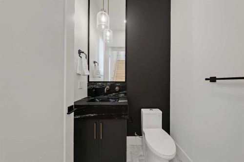 1009 18 Avenue Nw, Calgary, AB - Indoor Photo Showing Bathroom