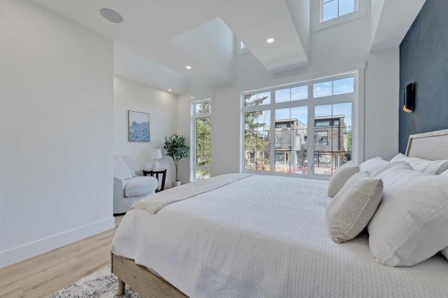 1009 18 Avenue Nw, Calgary, AB - Indoor Photo Showing Bedroom