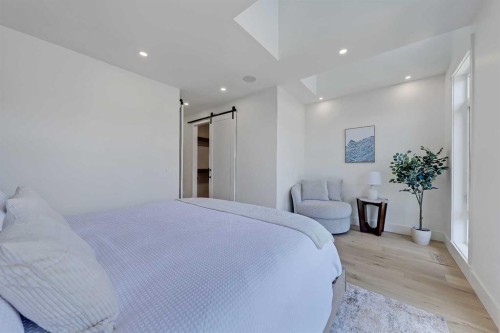 1009 18 Avenue Nw, Calgary, AB - Indoor Photo Showing Bedroom