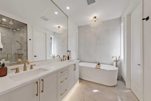 1009 18 Avenue Nw, Calgary, AB - Indoor Photo Showing Bathroom