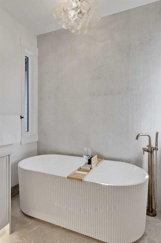 1009 18 Avenue Nw, Calgary, AB - Indoor Photo Showing Bathroom