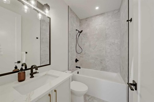 1009 18 Avenue Nw, Calgary, AB - Indoor Photo Showing Bathroom