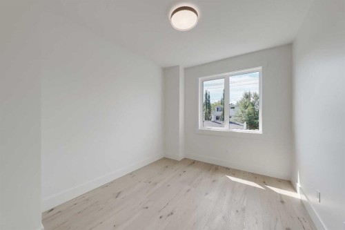 1009 18 Avenue Nw, Calgary, AB - Indoor Photo Showing Other Room