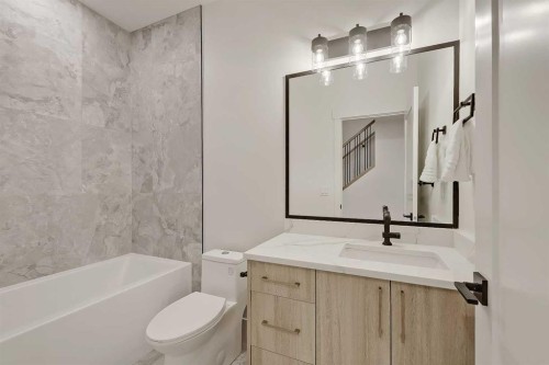 1009 18 Avenue Nw, Calgary, AB - Indoor Photo Showing Bathroom