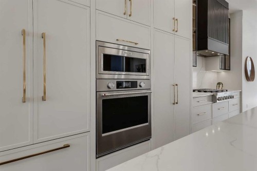 1009 18 Avenue Nw, Calgary, AB - Indoor Photo Showing Kitchen With Upgraded Kitchen