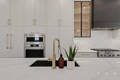 1009 18 Avenue Nw, Calgary, AB - Indoor Photo Showing Kitchen With Upgraded Kitchen