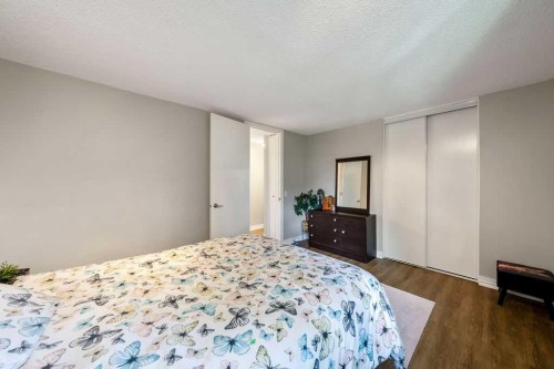 14-14736 Deerfield Drive Se, Calgary, AB - Indoor Photo Showing Bedroom