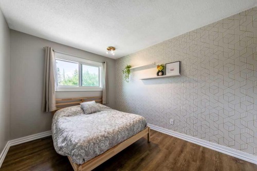 14-14736 Deerfield Drive Se, Calgary, AB - Indoor Photo Showing Bedroom