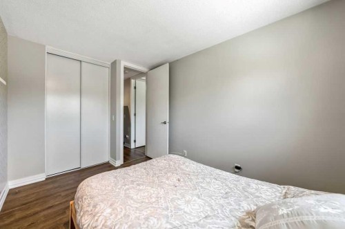 14-14736 Deerfield Drive Se, Calgary, AB - Indoor Photo Showing Bedroom