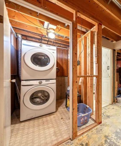 14-14736 Deerfield Drive Se, Calgary, AB - Indoor Photo Showing Laundry Room