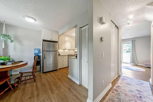 14-14736 Deerfield Drive Se, Calgary, AB - Indoor Photo Showing Kitchen