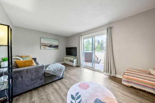 14-14736 Deerfield Drive Se, Calgary, AB - Indoor Photo Showing Living Room