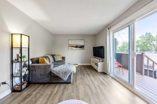 14-14736 Deerfield Drive Se, Calgary, AB - Indoor Photo Showing Living Room