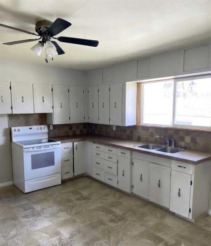 1522 20 Avenue, Didsbury, AB - Indoor Photo Showing Kitchen With Double Sink