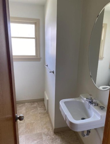1522 20 Avenue, Didsbury, AB - Indoor Photo Showing Bathroom