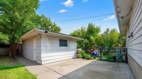 1522 20 Avenue, Didsbury, AB - Outdoor With Exterior