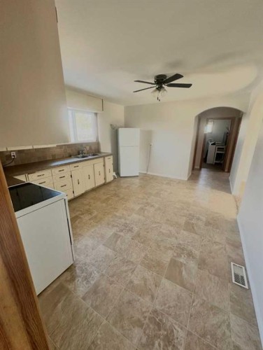 1522 20 Avenue, Didsbury, AB - Indoor Photo Showing Laundry Room