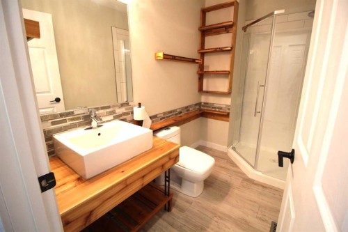 1019 Smith Avenue, Crossfield, AB - Indoor Photo Showing Bathroom