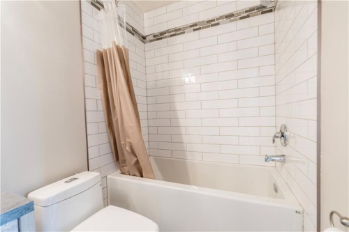 1019 Smith Avenue, Crossfield, AB - Indoor Photo Showing Bathroom