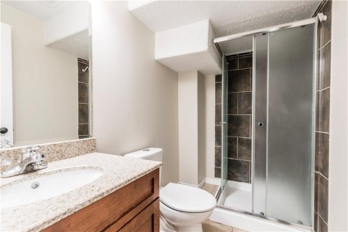 1019 Smith Avenue, Crossfield, AB - Indoor Photo Showing Bathroom