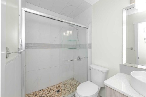98 Del Ray Road Ne, Calgary, AB - Indoor Photo Showing Bathroom