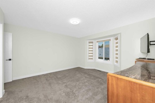 98 Del Ray Road Ne, Calgary, AB - Indoor Photo Showing Other Room