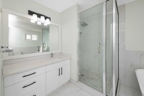 98 Del Ray Road Ne, Calgary, AB - Indoor Photo Showing Bathroom