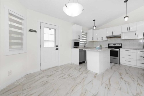 98 Del Ray Road Ne, Calgary, AB - Indoor Photo Showing Kitchen