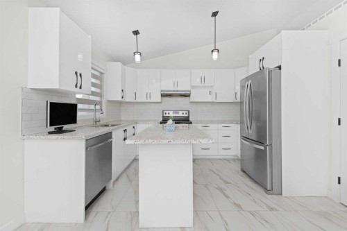 98 Del Ray Road Ne, Calgary, AB - Indoor Photo Showing Kitchen With Upgraded Kitchen