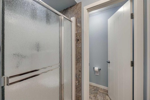 150 Fireside Bend, Cochrane, AB - Indoor Photo Showing Bathroom