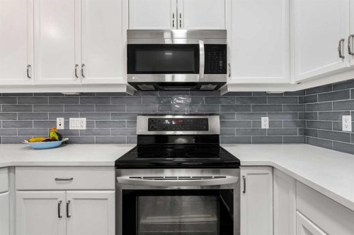 5208-14 Hemlock Crescent Sw, Calgary, AB - Indoor Photo Showing Kitchen With Upgraded Kitchen