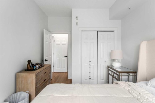 5208-14 Hemlock Crescent Sw, Calgary, AB - Indoor Photo Showing Bedroom