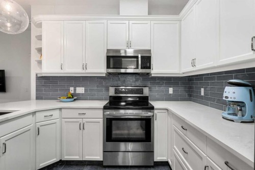5208-14 Hemlock Crescent Sw, Calgary, AB - Indoor Photo Showing Kitchen