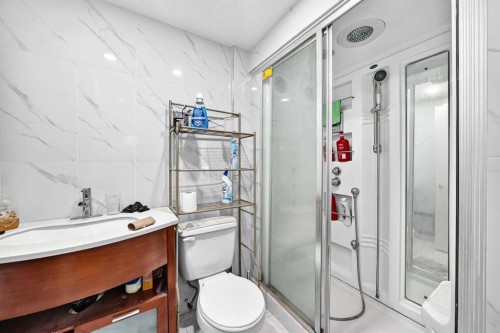 6016 18 Avenue Ne, Calgary, AB - Indoor Photo Showing Bathroom