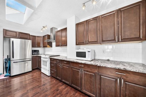 6016 18 Avenue Ne, Calgary, AB - Indoor Photo Showing Kitchen