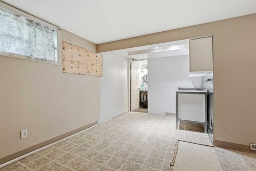 9032 Fairmount Drive Se, Calgary, AB - Indoor Photo Showing Other Room