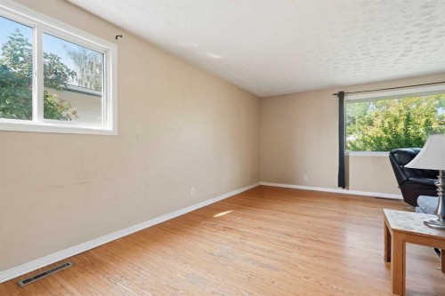 9032 Fairmount Drive Se, Calgary, AB - Indoor Photo Showing Other Room