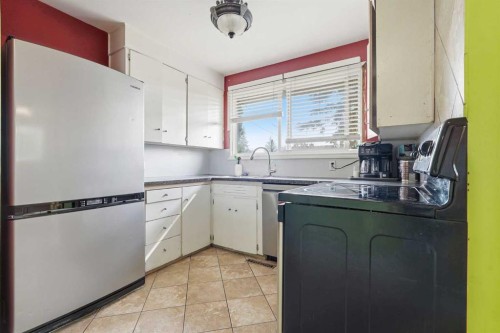9032 Fairmount Drive Se, Calgary, AB - Indoor Photo Showing Kitchen