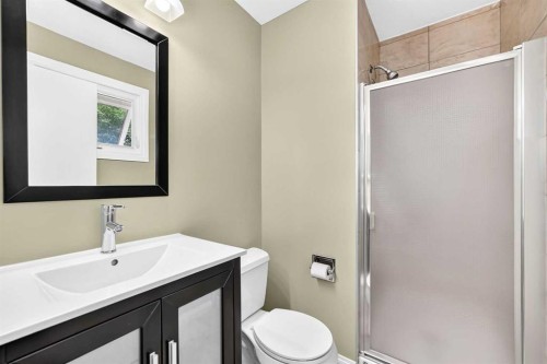 11335 Braeside Drive Sw, Calgary, AB - Indoor Photo Showing Bathroom